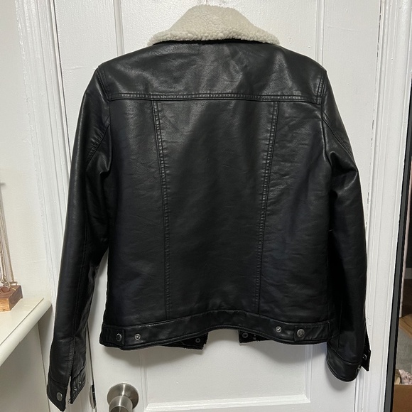 Levi’s Women’s Faux Leather Sherpa Lined Trucker Jacket In Black Cream - Medium - Picture 3 of 5